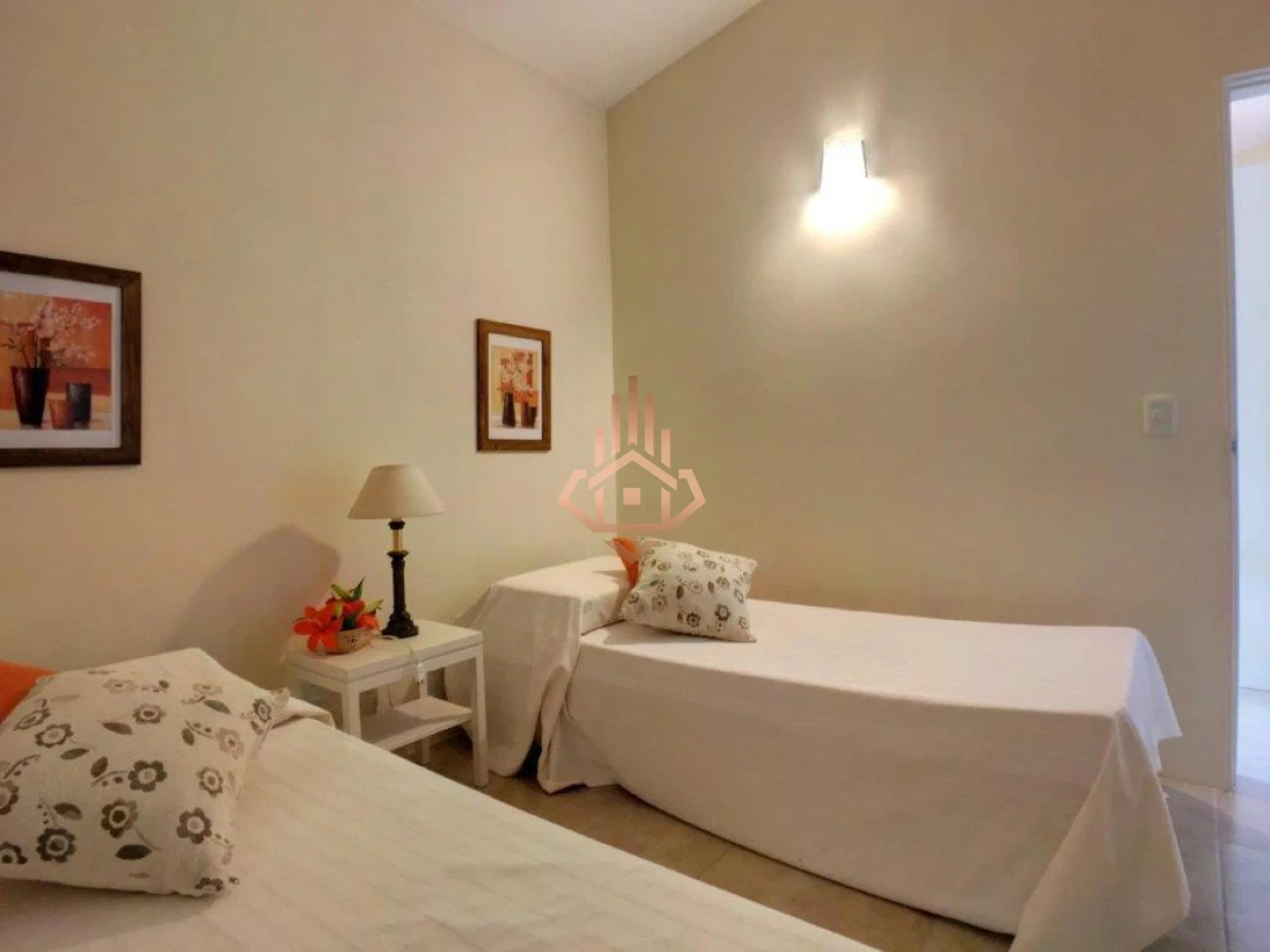 Casa en Venta Manzana Completa, 6 Dormitorioscon Proyecto Aprobado de Condo Hotel Barrio Mansa