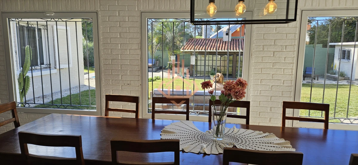 Se Alquila en Country Casa de 5 Cuartos y 4 Baños