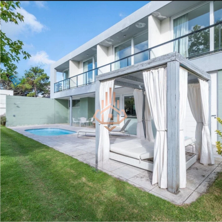 Maison à vendre dans une résidence sécurisée sur la plage de Mansa, 5 suites, piscine, chauffage au sol. - Photo 5