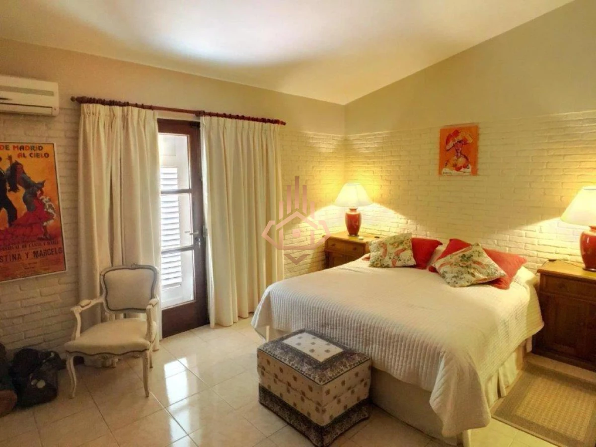 Casa en Venta Manzana Completa, 6 Dormitorioscon Proyecto Aprobado de Condo Hotel Barrio Mansa