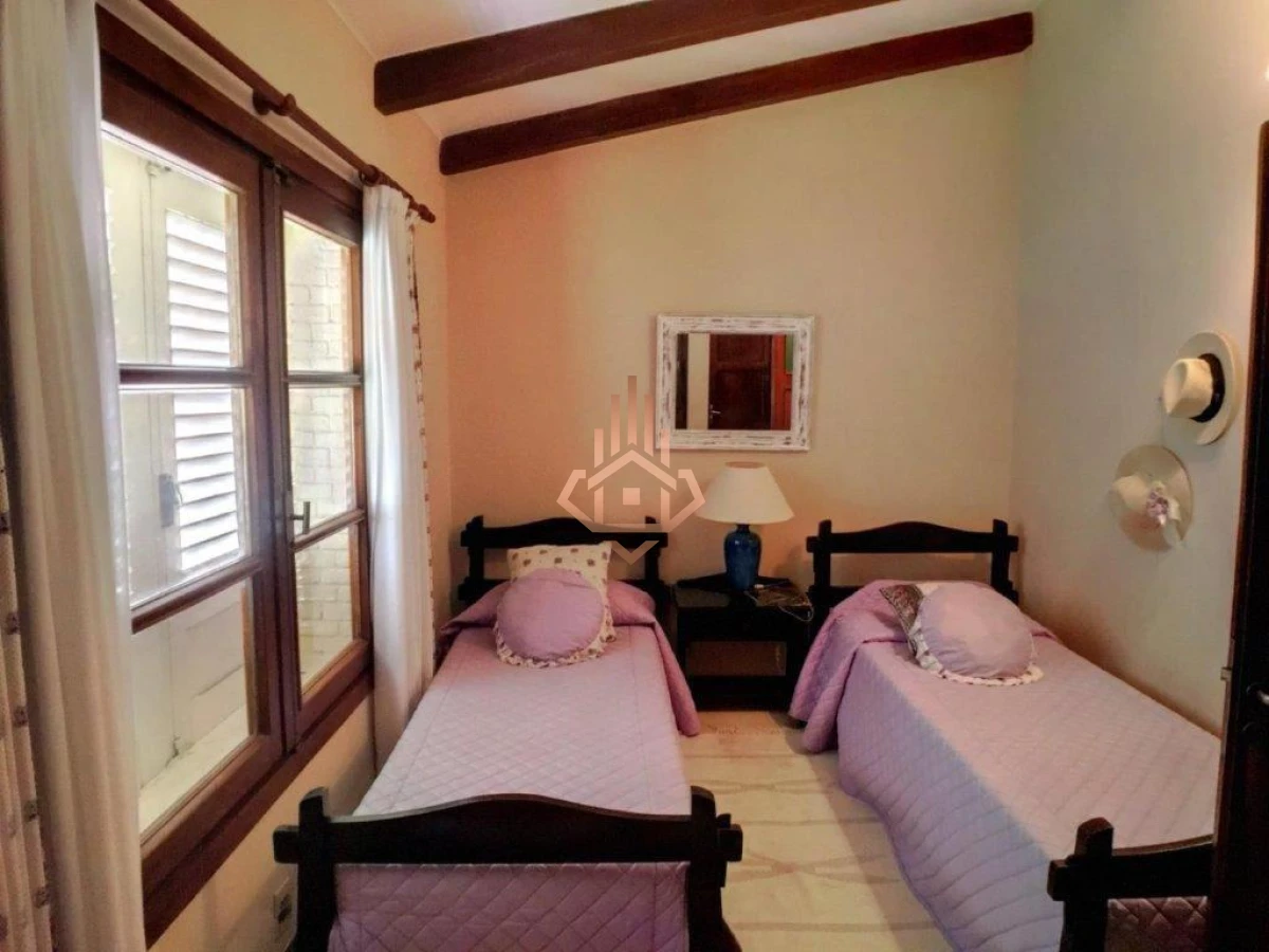 Casa en Venta Manzana Completa, 6 Dormitorioscon Proyecto Aprobado de Condo Hotel Barrio Mansa