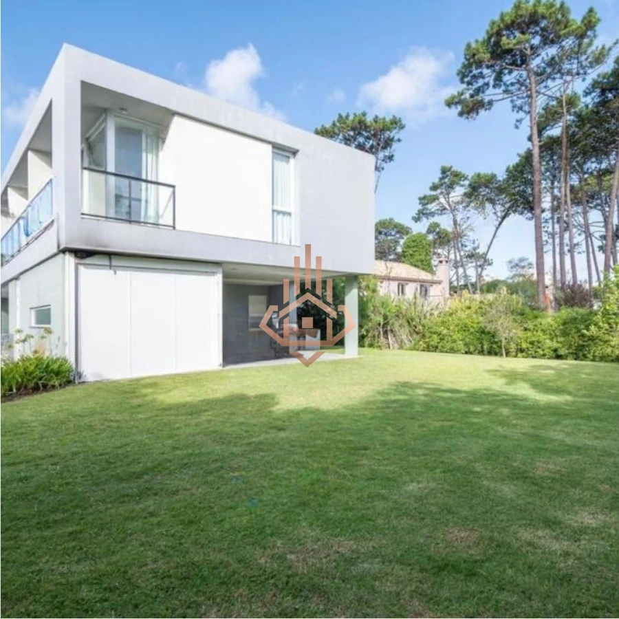Maison à vendre dans une résidence sécurisée sur la plage de Mansa, 5 suites, piscine, chauffage au sol. - Photo 3