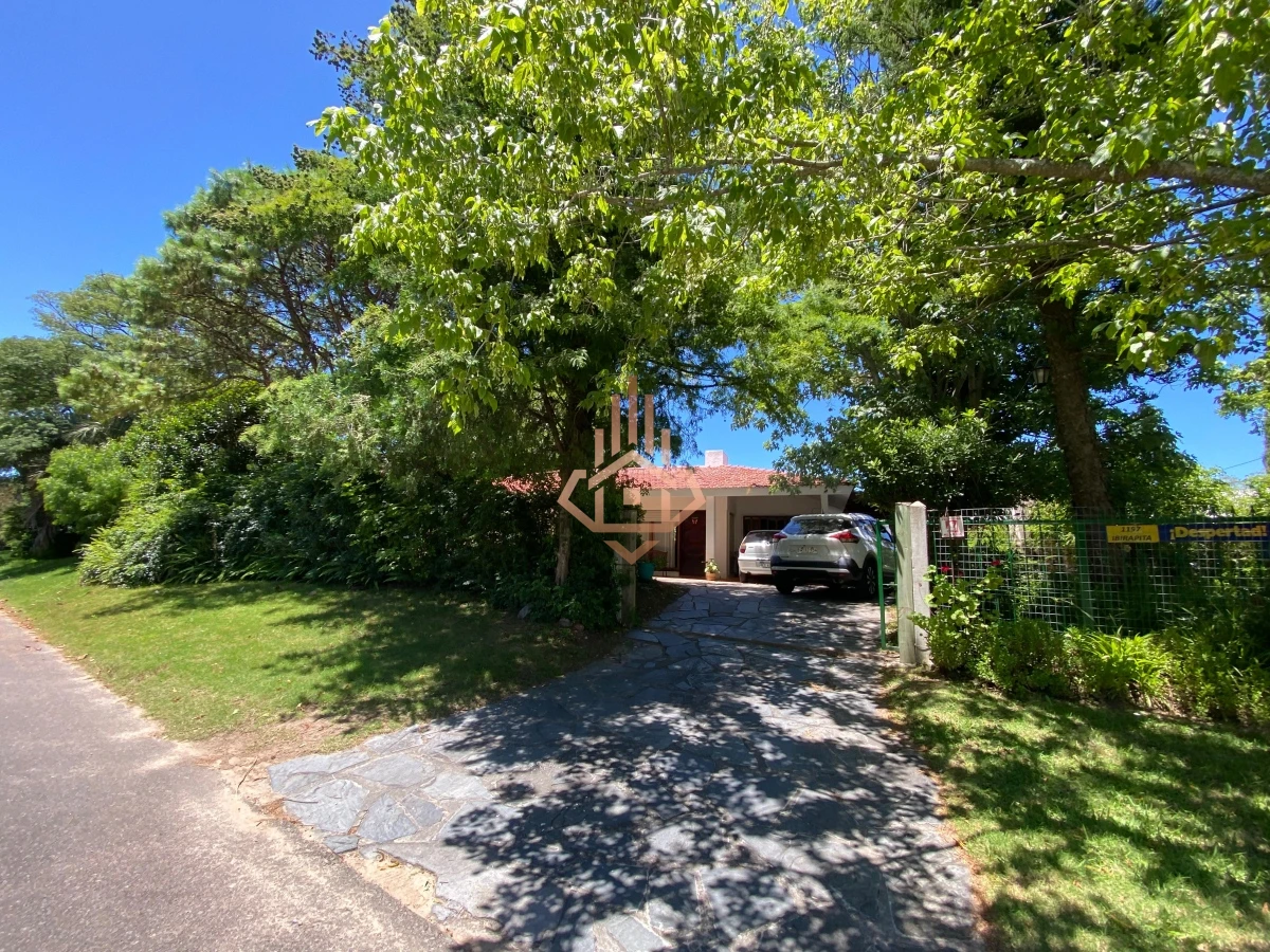 Casa en Alquiler Anual 3 dormitorios+ 1 suite.