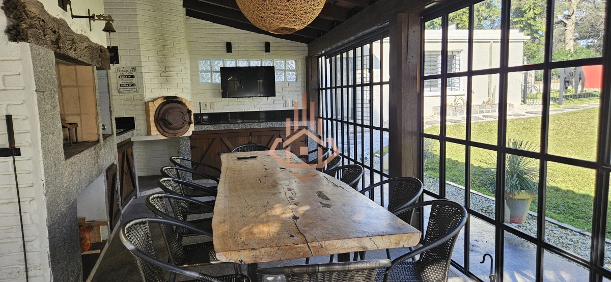 Se Alquila en Country Casa de 5 Cuartos y 4 Baños