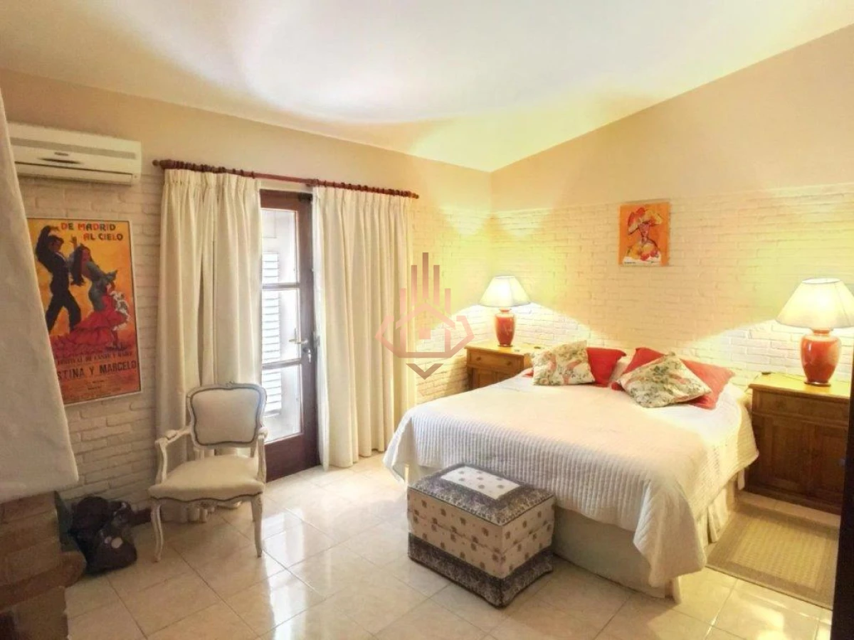 Casa en Venta Manzana Completa, 6 Dormitorioscon Proyecto Aprobado de Condo Hotel Barrio Mansa