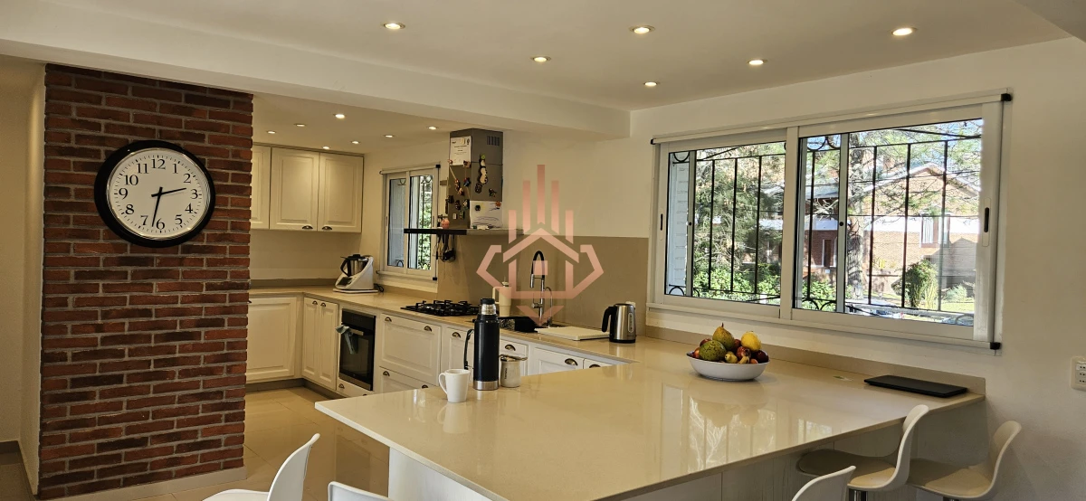 Se Alquila en Country Casa de 5 Cuartos y 4 Baños