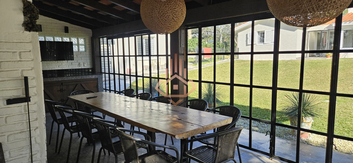 Se Alquila en Country Casa de 5 Cuartos y 4 Baños