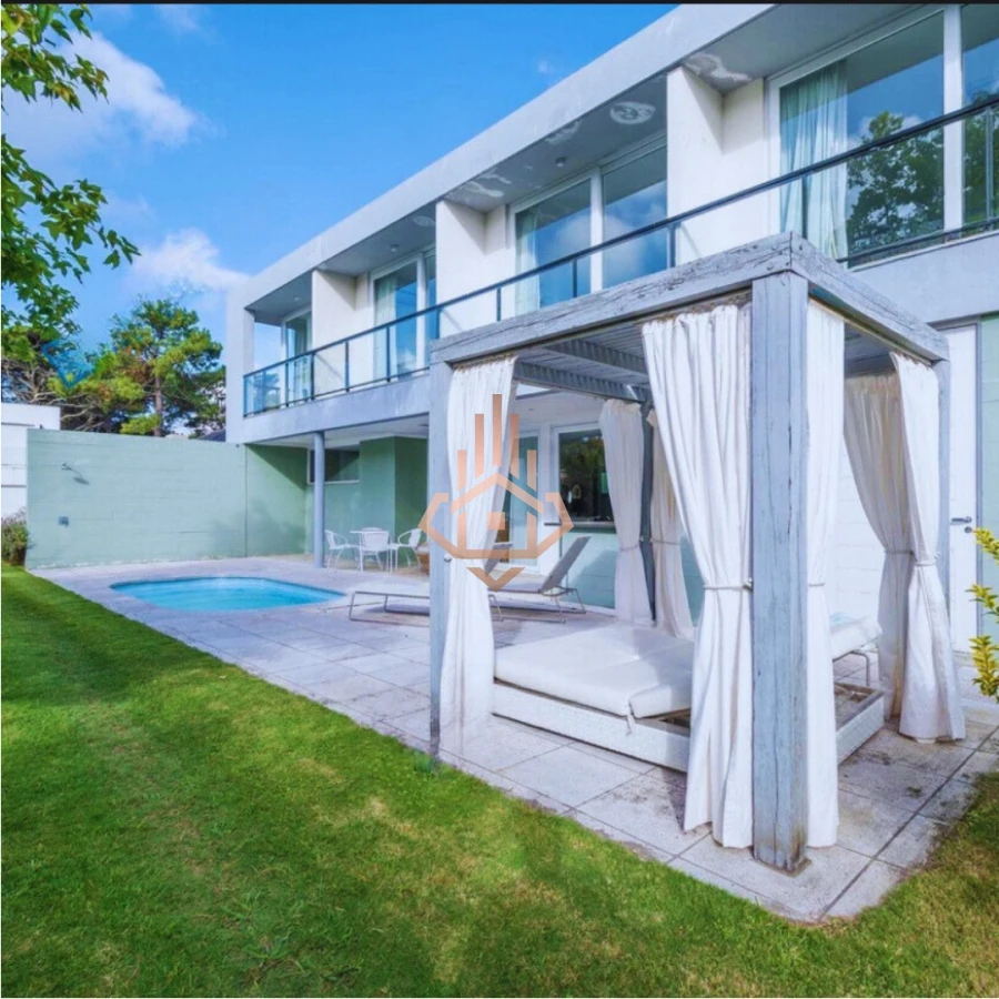 Maison à vendre dans une résidence sécurisée sur la plage de Mansa, 5 suites, piscine, chauffage au sol. - Photo 1