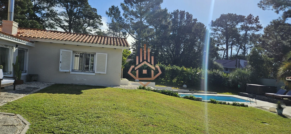 Se Alquila en Country Casa de 5 Cuartos y 4 Baños