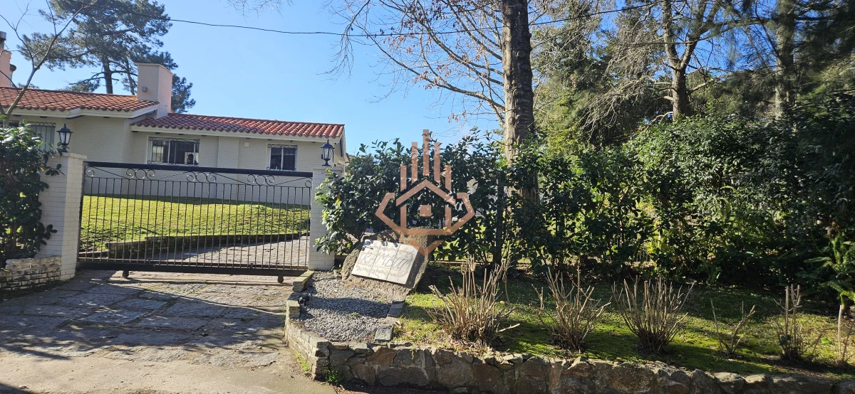 Se Alquila en Country Casa de 5 Cuartos y 4 Baños