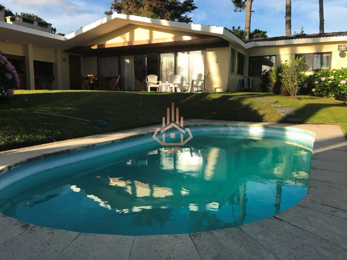 Casa en Venta Manzana Completa, 6 Dormitorioscon Proyecto Aprobado de Condo Hotel Barrio Mansa