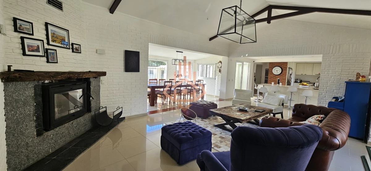 Se Alquila en Country Casa de 5 Cuartos y 4 Baños