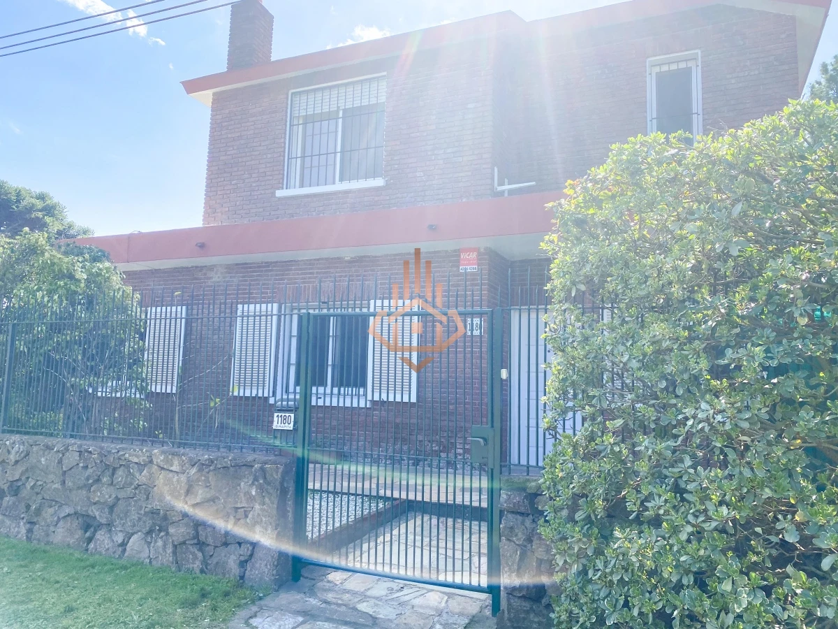 Alquiler Anual Casa de 4 dormitorios + 2 BaÃ±os.