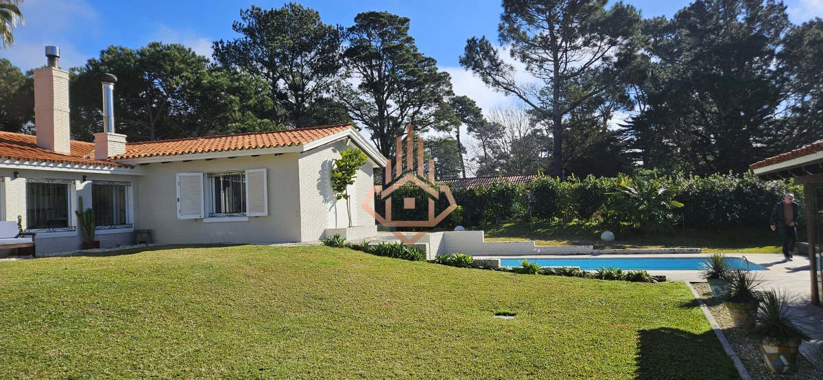 Se Alquila en Country Casa de 5 Cuartos y 4 Baños