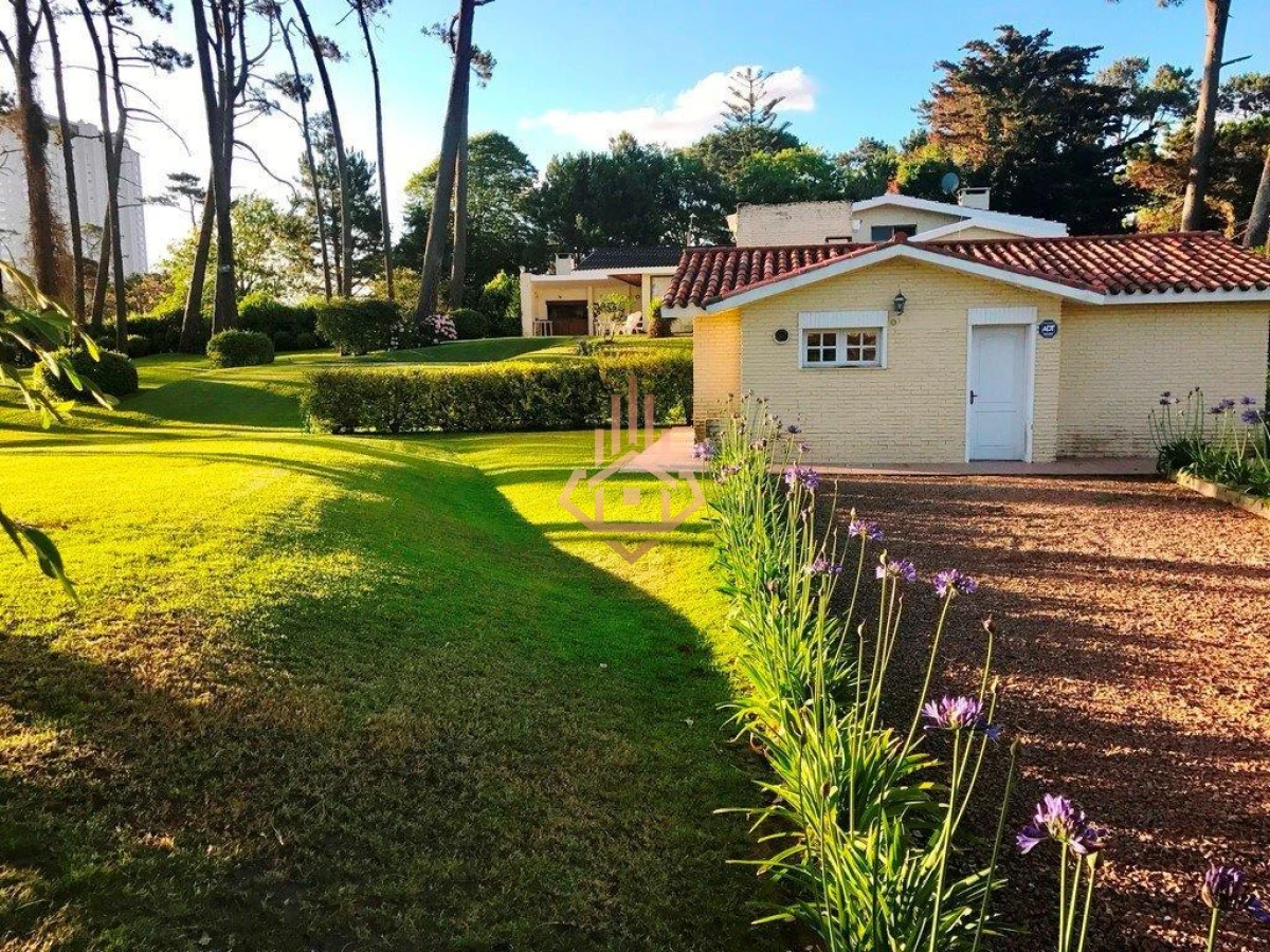 Casa en Venta Manzana Completa, 6 Dormitorioscon Proyecto Aprobado de Condo Hotel Barrio Mansa