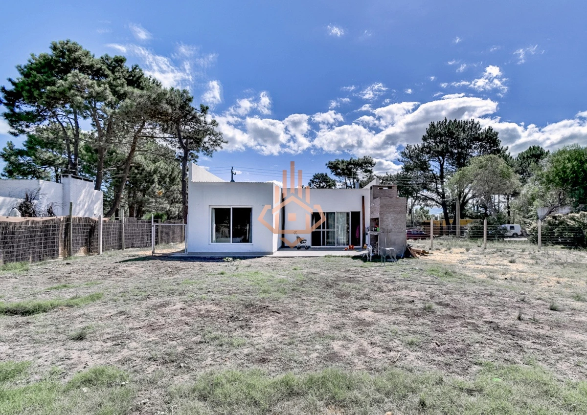 Se Alqula Casa de 2 Dormitorios y Dos Baños en la Barra