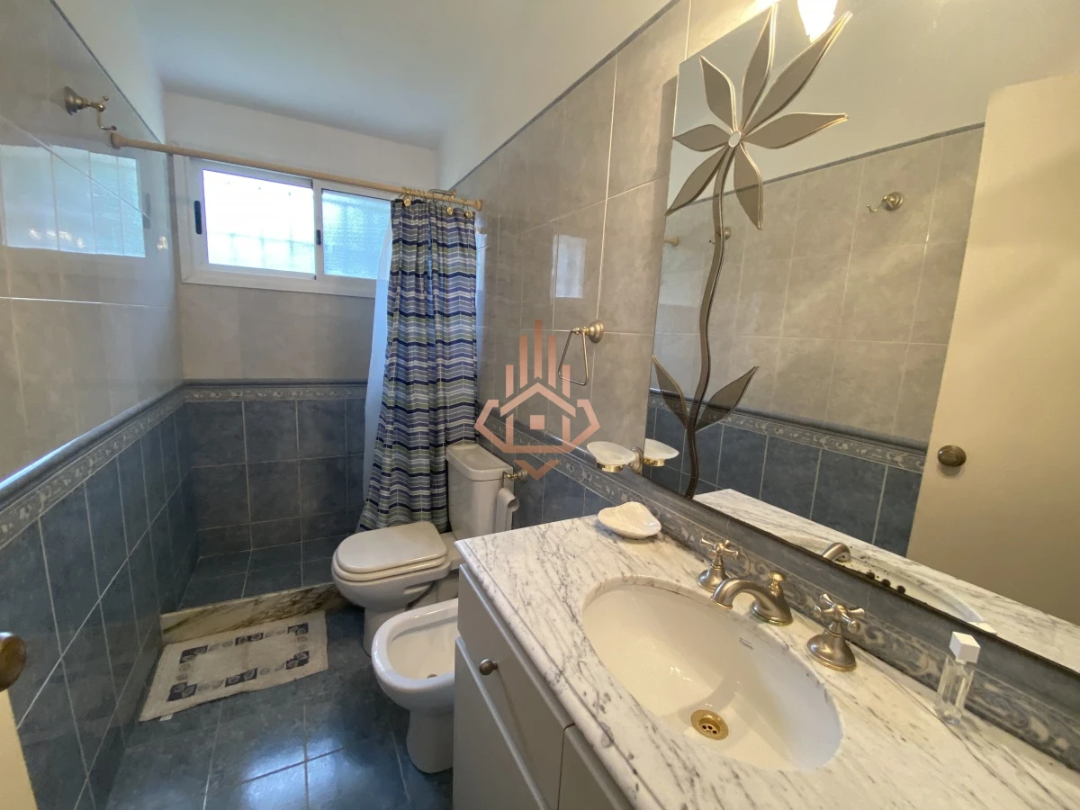 Alquiler temporal casa a 6 cuadras de la playa de 3 dormitorios.