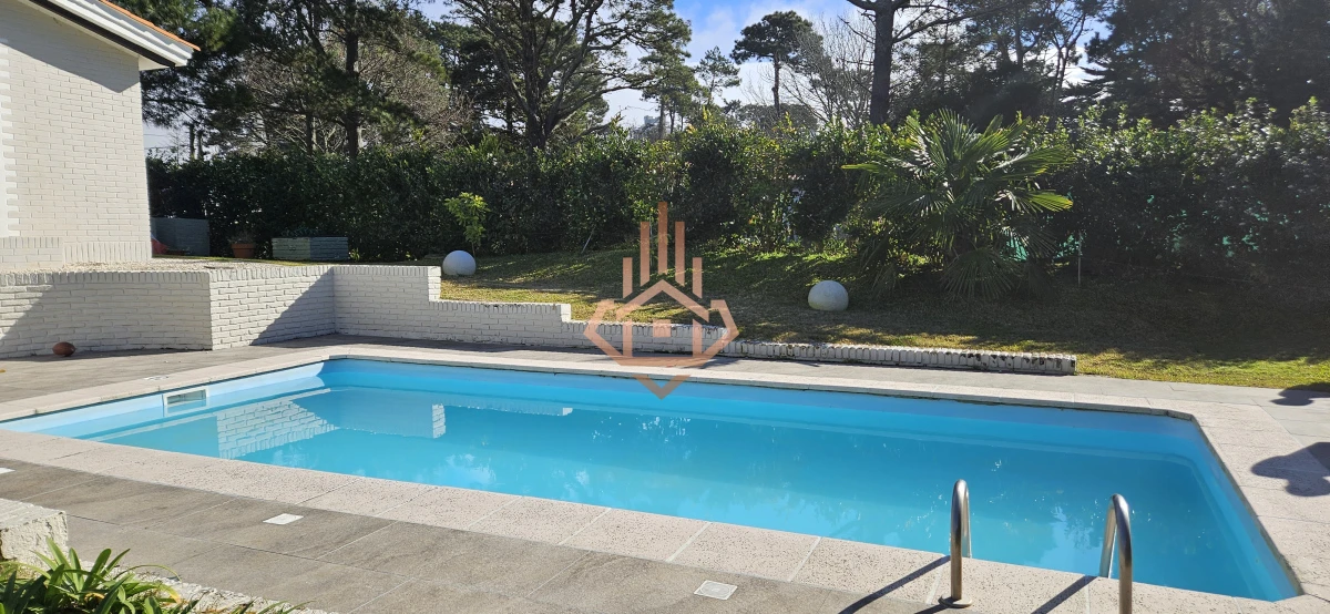 Se Alquila en Country Casa de 5 Cuartos y 4 Baños