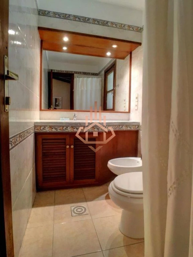 Casa en Venta Manzana Completa, 6 Dormitorioscon Proyecto Aprobado de Condo Hotel Barrio Mansa