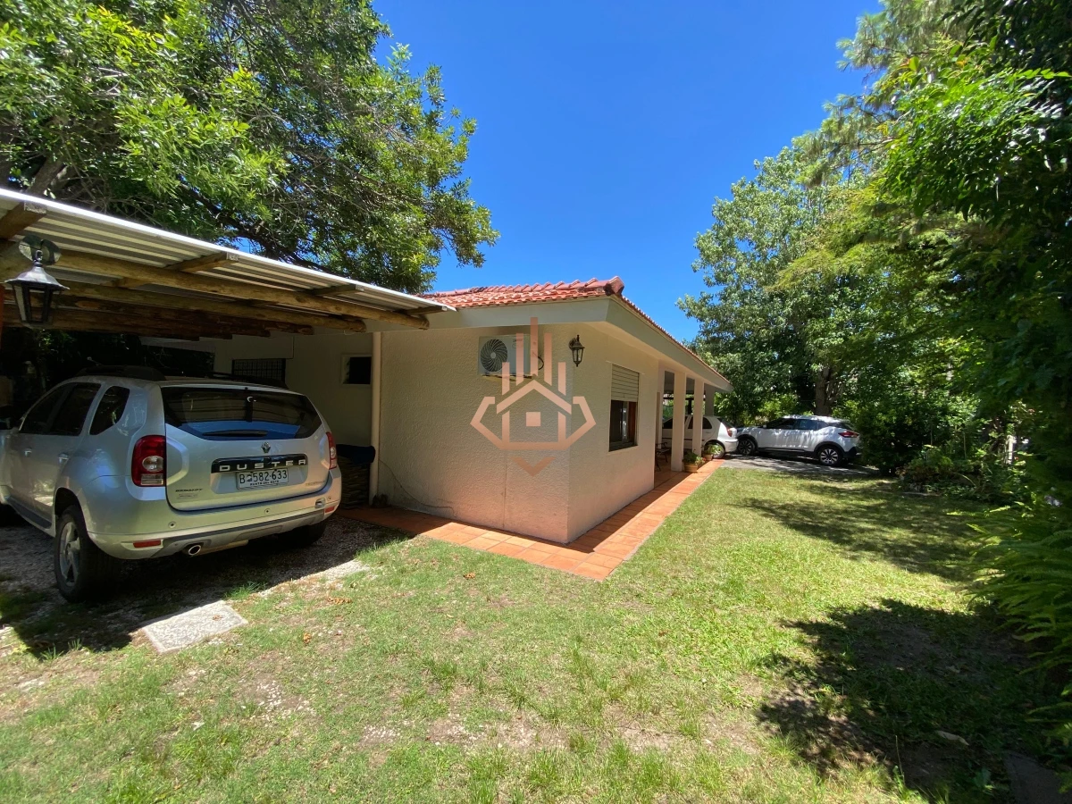 Casa en Alquiler Anual 3 dormitorios+ 1 suite.