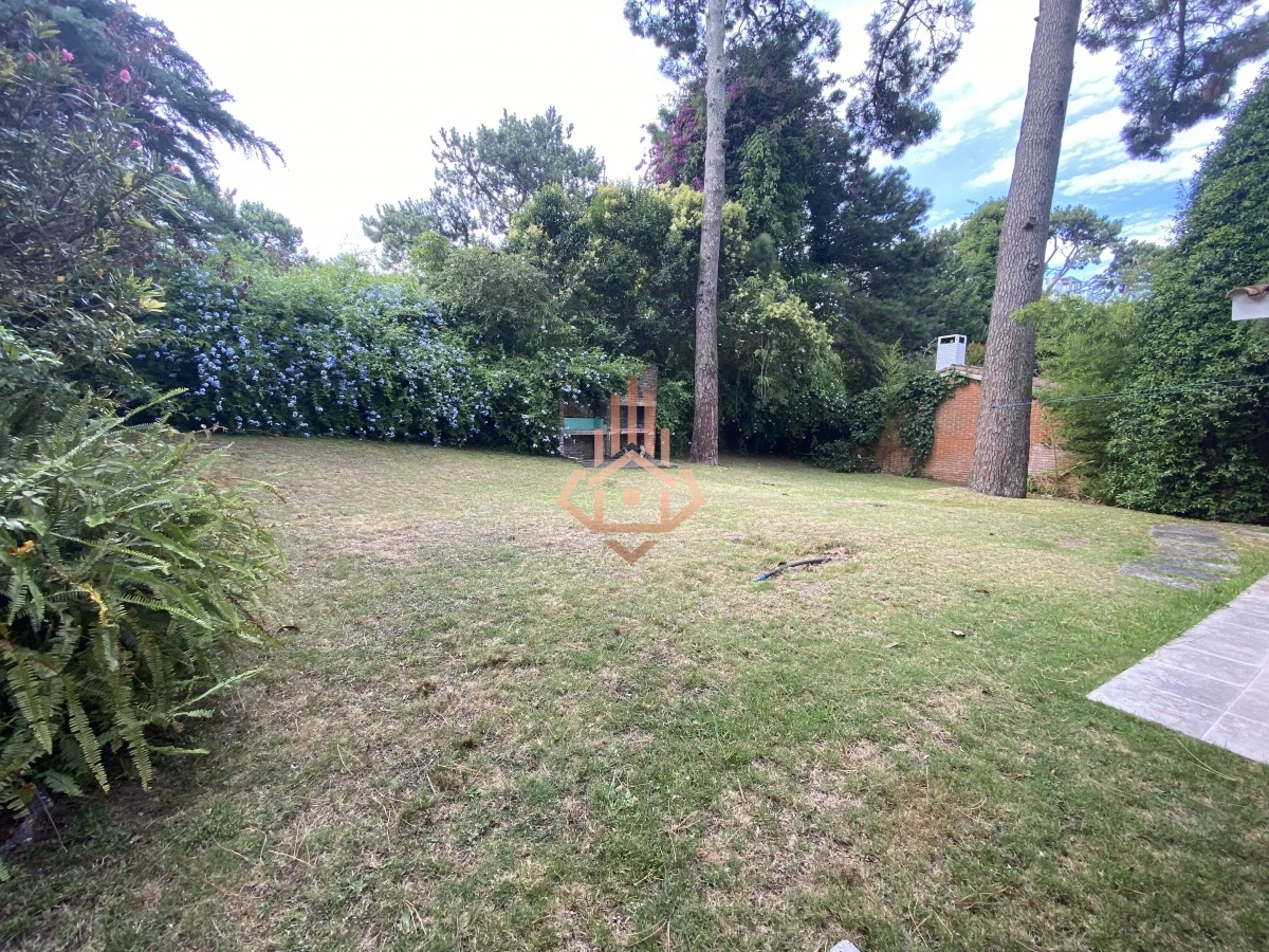 Alquiler temporal casa a 6 cuadras de la playa de 3 dormitorios.