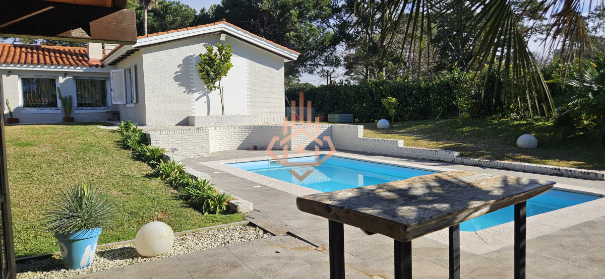 SE ALQUILA EN COUNTRY CASA DE 5 CUARTOS Y 4 BAÑOS - LUX289C