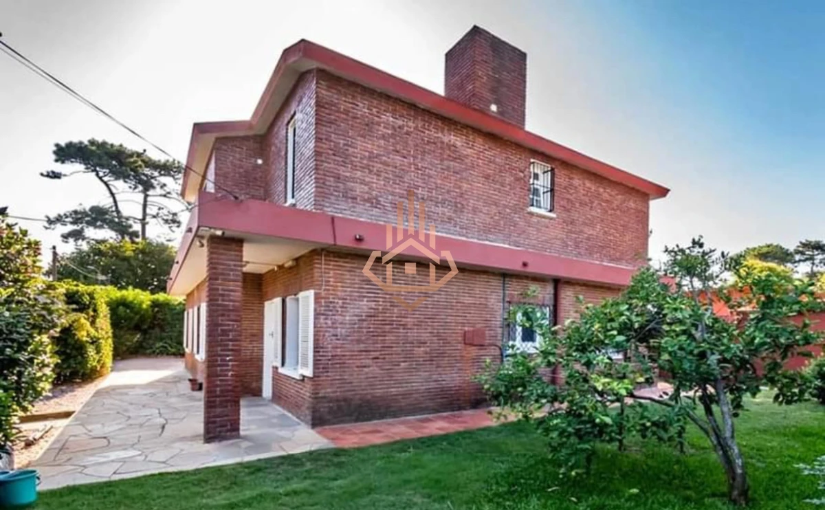 Alquiler Anual Casa de 4 dormitorios + 2 BaÃ±os.