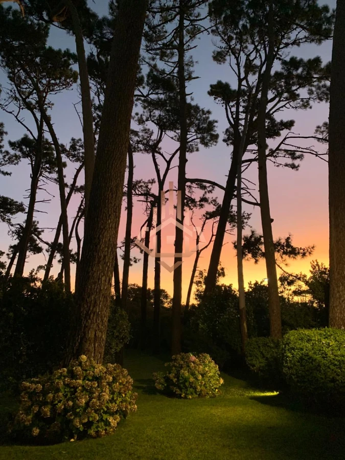 Casa en Venta Manzana Completa, 6 Dormitorioscon Proyecto Aprobado de Condo Hotel Barrio Mansa