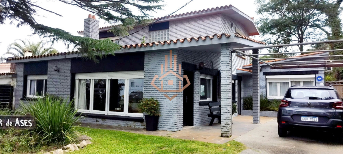Venta de casa 4 dorms 5 baños en Punta del Este, playa mansa. - LUX227C