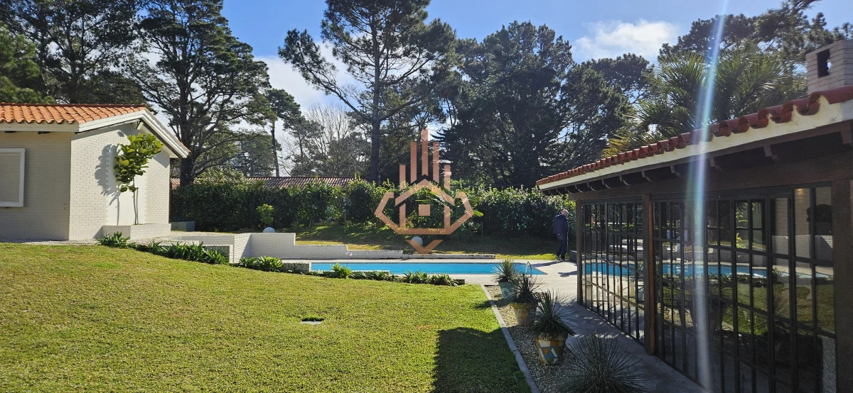 Se Alquila en Country Casa de 5 Cuartos y 4 Baños