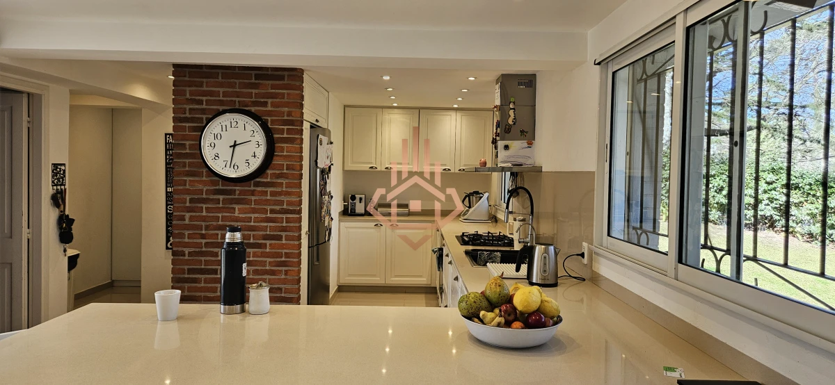 Se Alquila en Country Casa de 5 Cuartos y 4 Baños