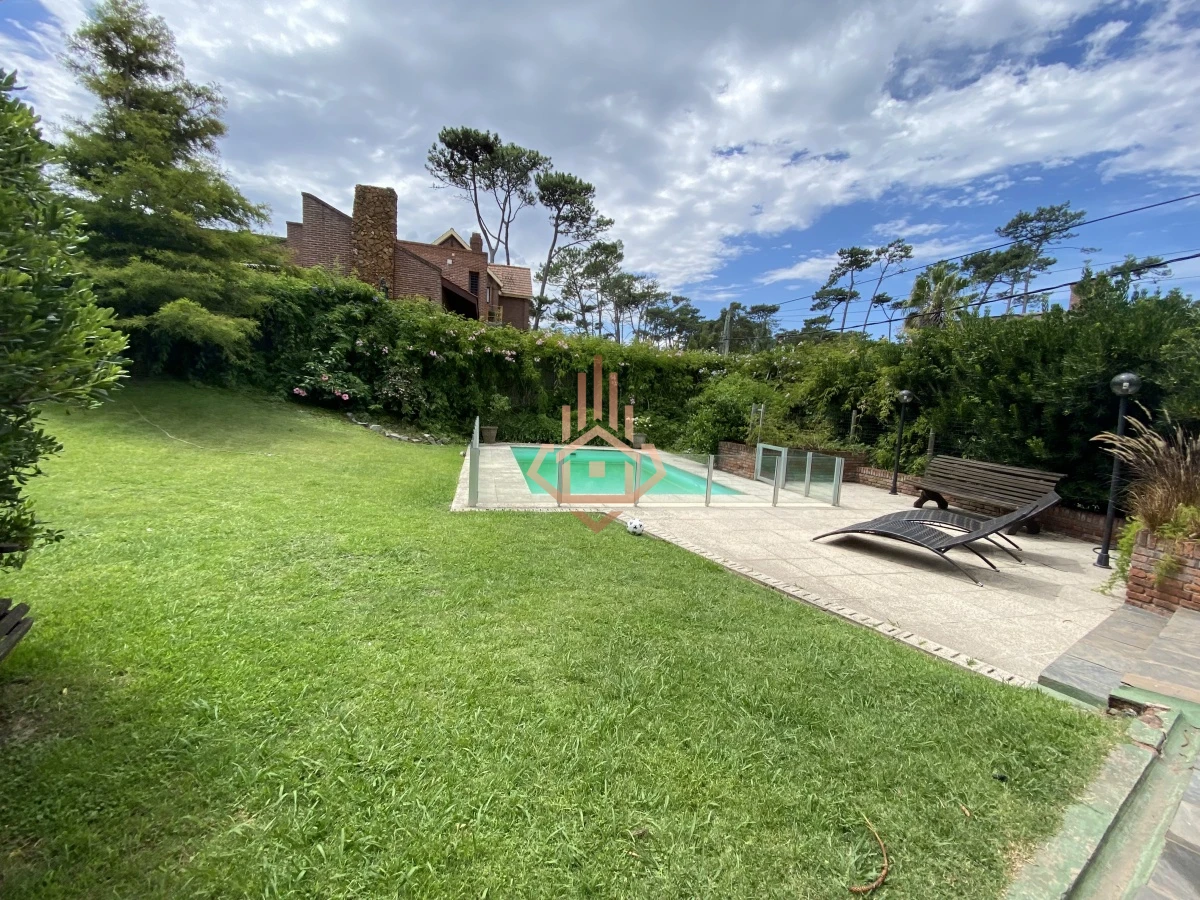Maison à vendre avec 4 chambres, dépendances pour le personnel, 2 suites parentales, piscine, à 1 pâté de maisons de la plage de Masa, Punta del Este. - Photo 1
