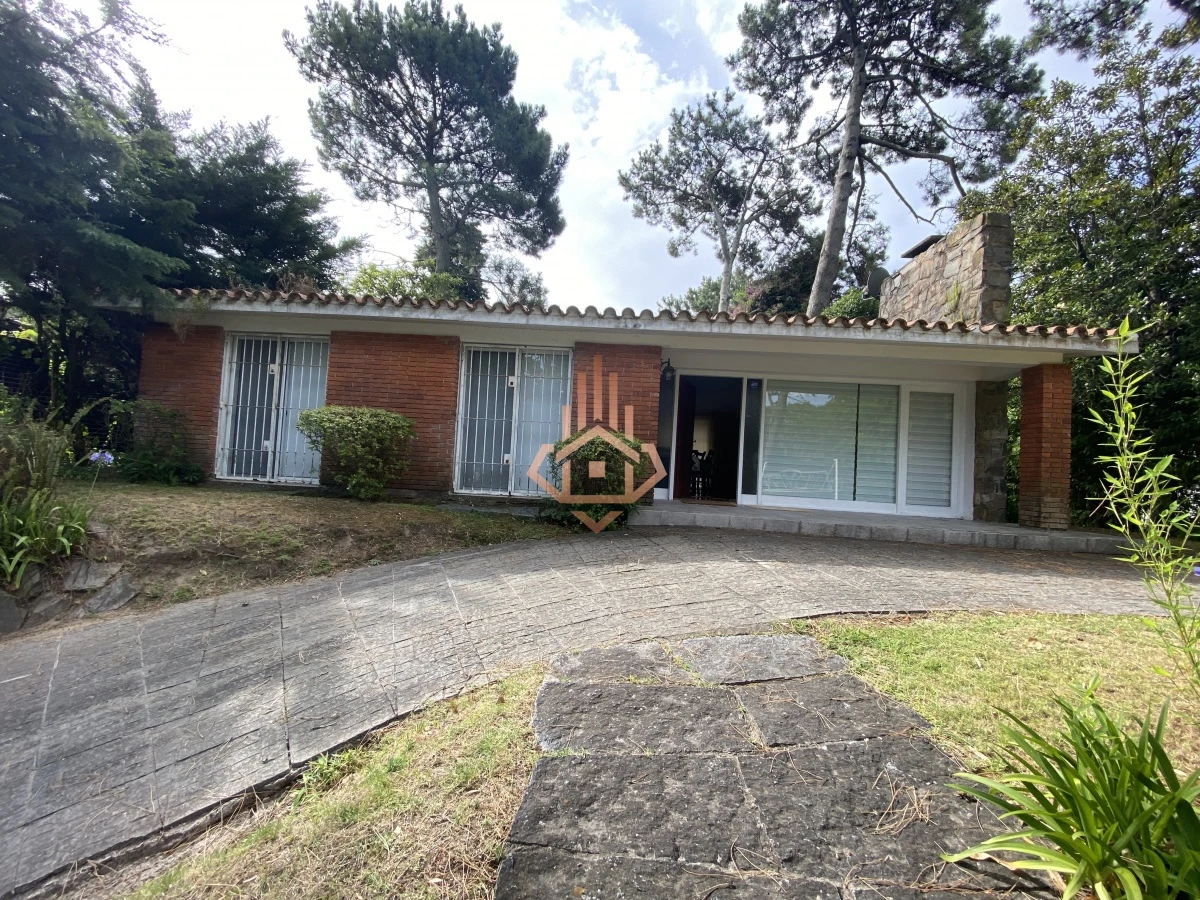 Alquiler temporal casa a 6 cuadras de la playa de 3 dormitorios.