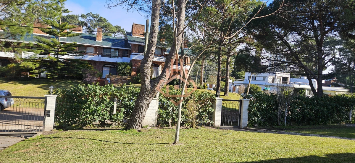 Se Alquila en Country Casa de 5 Cuartos y 4 Baños