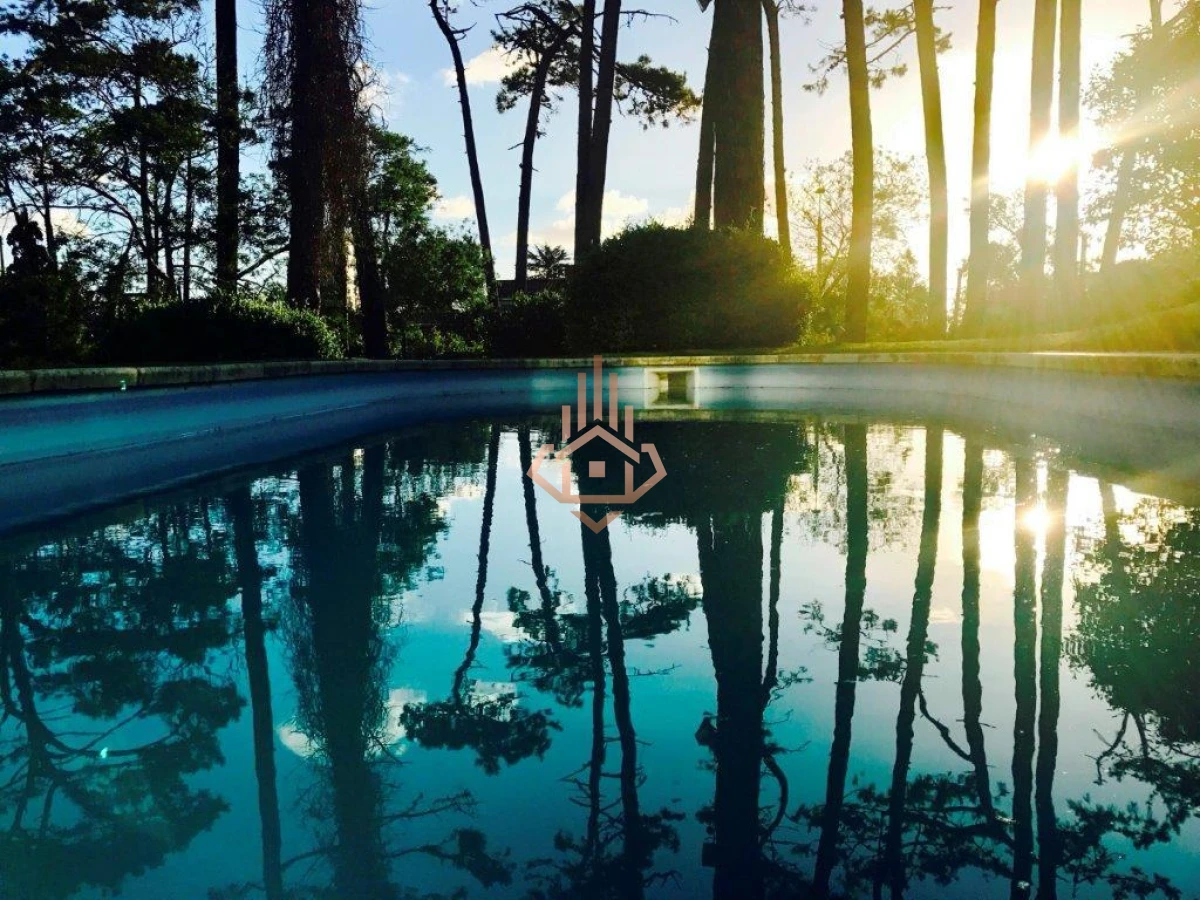 Casa en Venta Manzana Completa, 6 Dormitorioscon Proyecto Aprobado de Condo Hotel Barrio Mansa