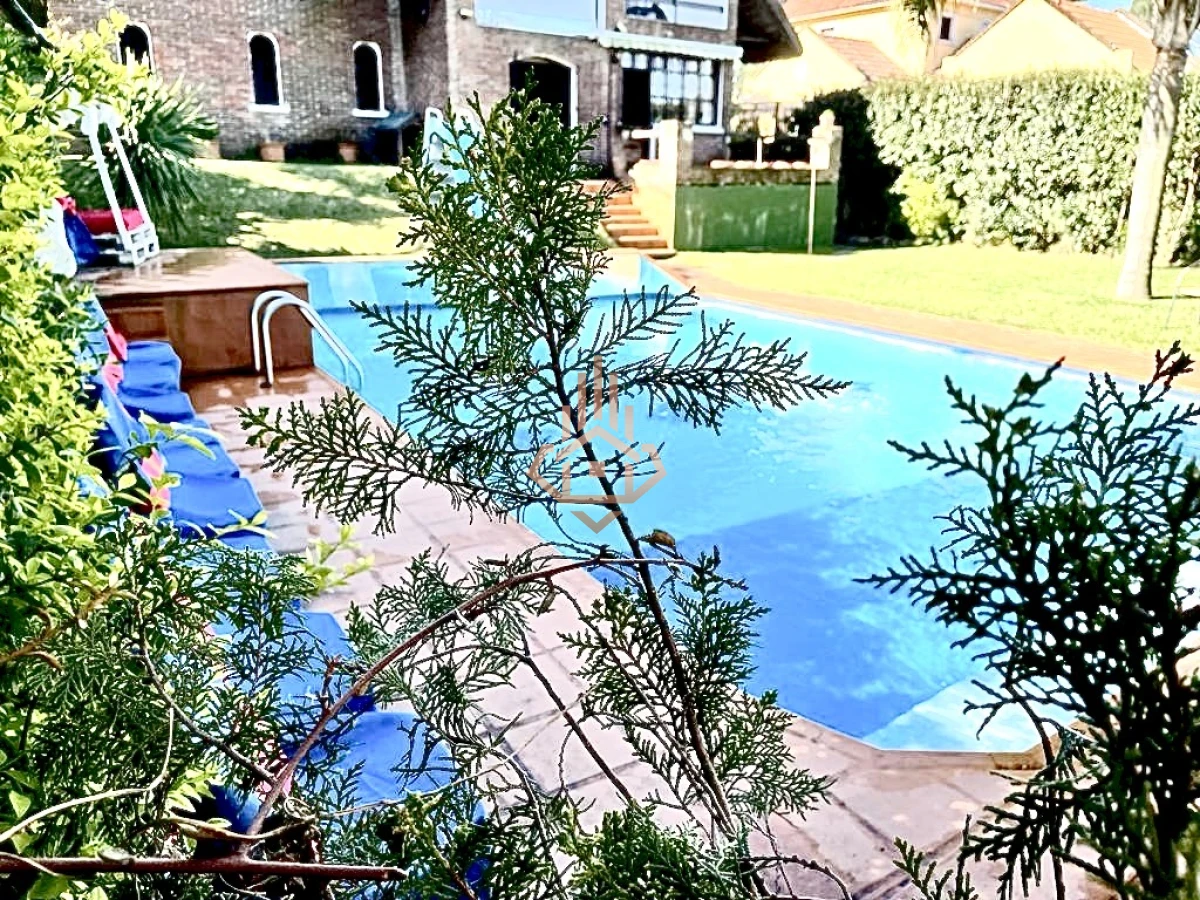 Alquiler de Temporada Casa 4 dormitorios y piscina climatizada a 500 metros del mar