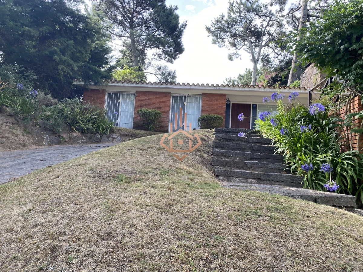 Alquiler temporal casa a 6 cuadras de la playa de 3 dormitorios.