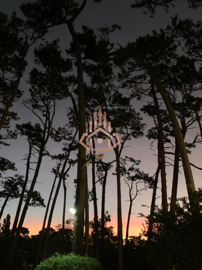 Casa en Venta Manzana Completa, 6 Dormitorioscon Proyecto Aprobado de Condo Hotel Barrio Mansa