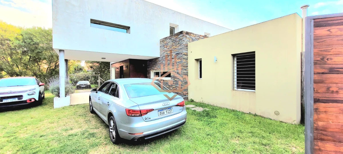 Modern House with Pool - Photo 2