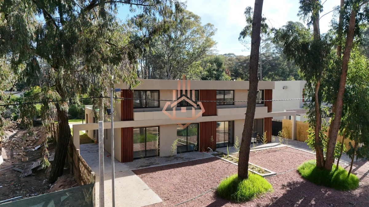 Residencia de Lujo en Barrio Privado de Solanas: Confort, Privacidad y Estilo Todo el Año