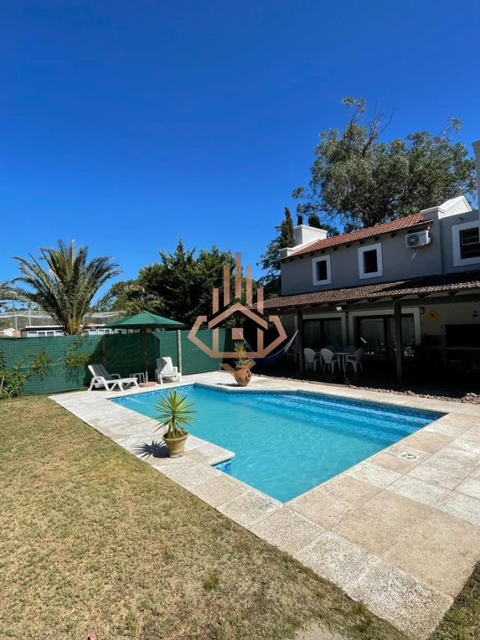 Casa en venta  alquiler 4 dormitorios, 2 dormitorios en suite. Piscina amplio JardÃ­n Barrio Marly