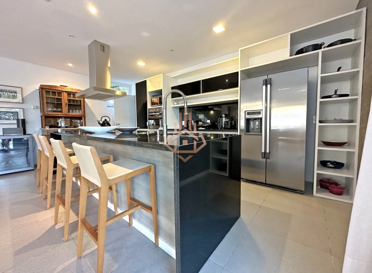 Venta Casa en Barrio Privado en playa mansa, 5 suites, piscina, losa radiante.