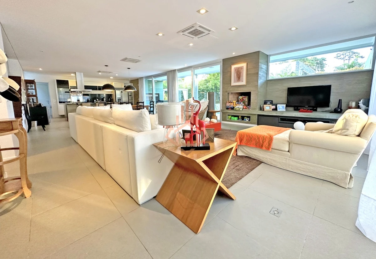 Venta Casa en Barrio Privado en playa mansa, 5 suites, piscina, losa radiante.