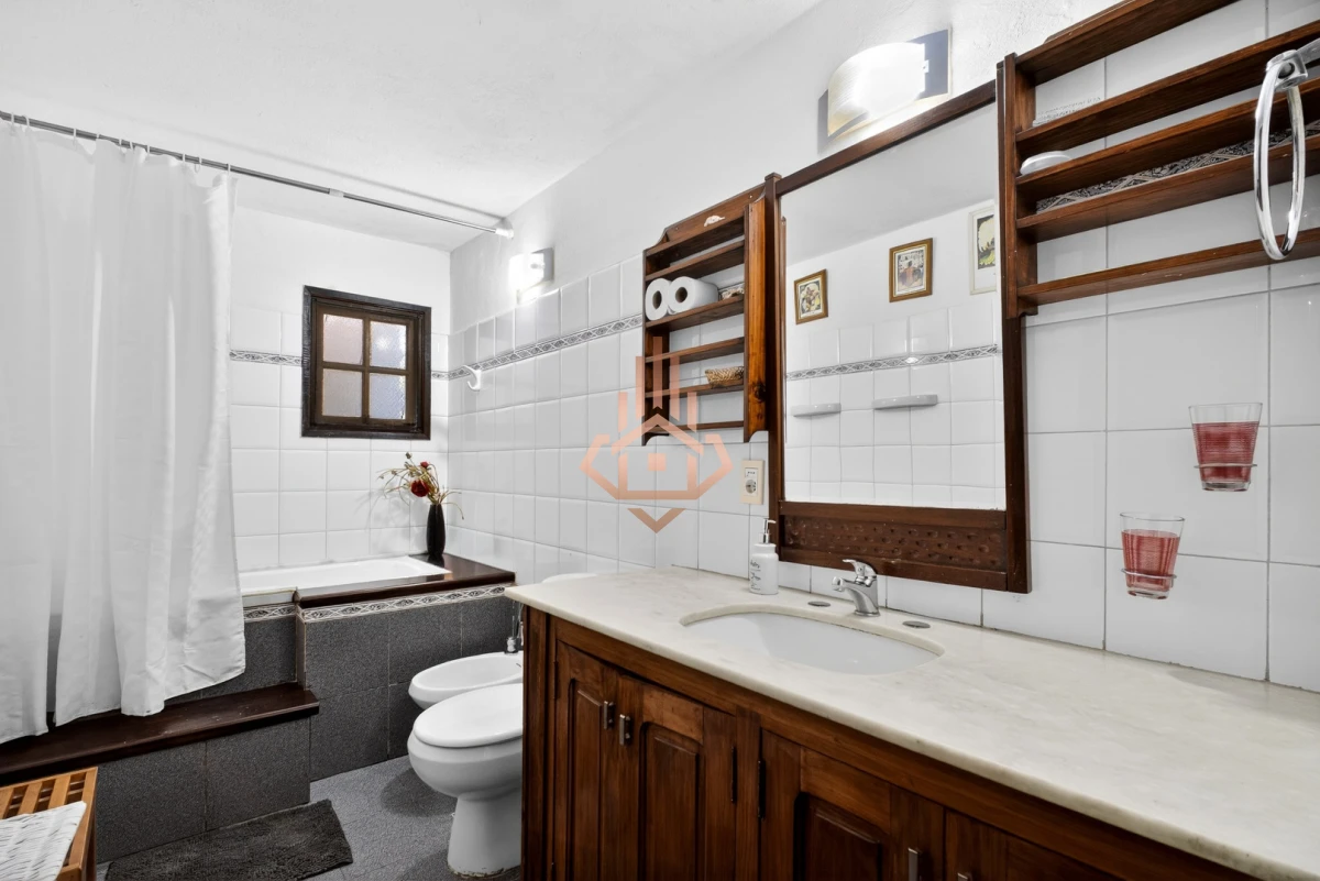 Casa En Venta De 5 Dormitorios , Dependencia