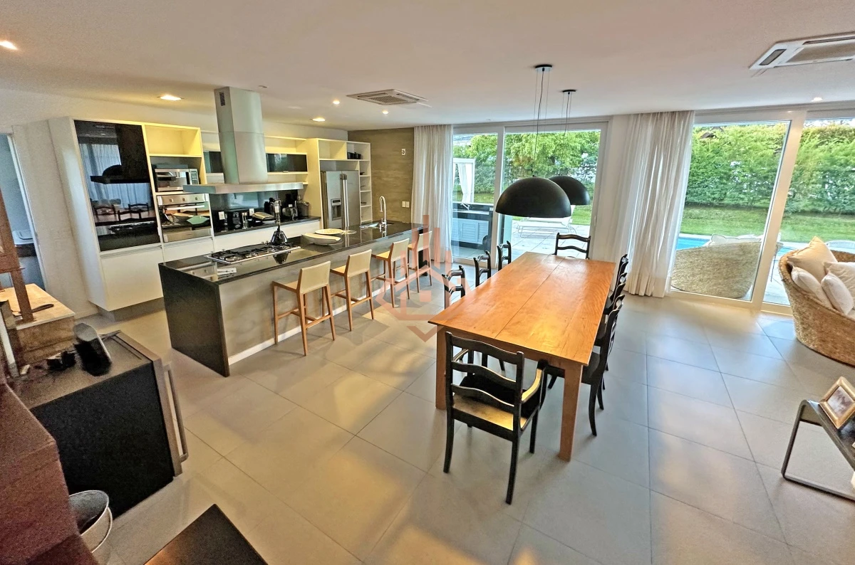 Venta Casa en Barrio Privado en playa mansa, 5 suites, piscina, losa radiante.