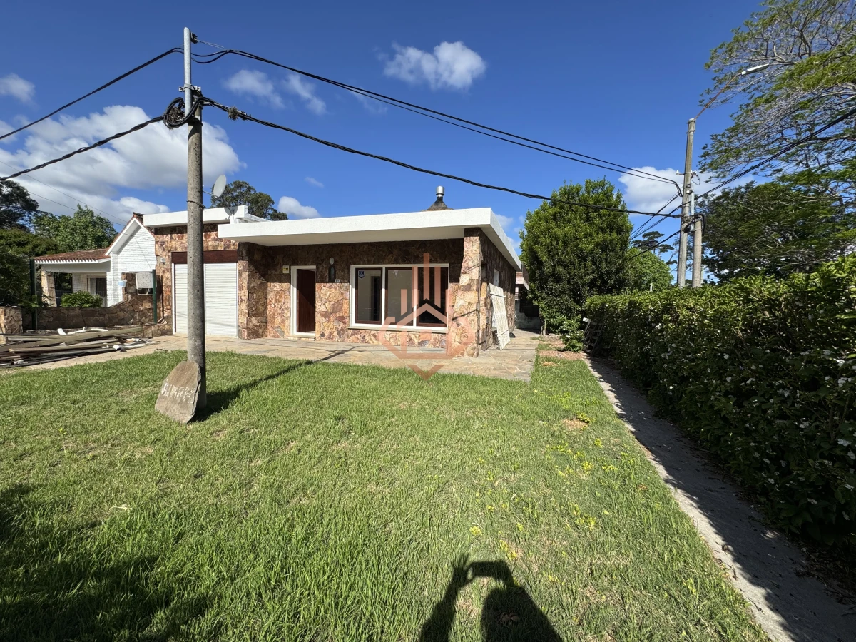 Venta Casa de 2 dormitorios cerca de playa mansa y servicios.