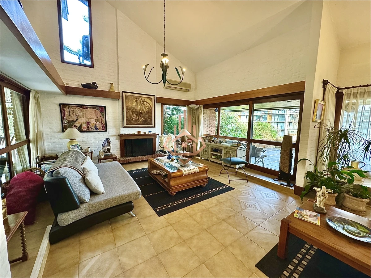 Casa, Venta 4 dormitorios mas dependencia, 2 master suite, Piscina, 1 cuadra de la playa Masa, Punta del Este.