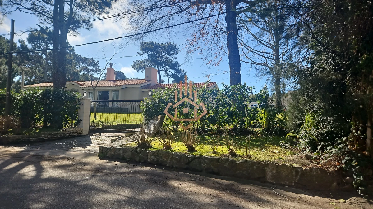 Se Alquila en Country Casa de 5 Cuartos y 4 Baños