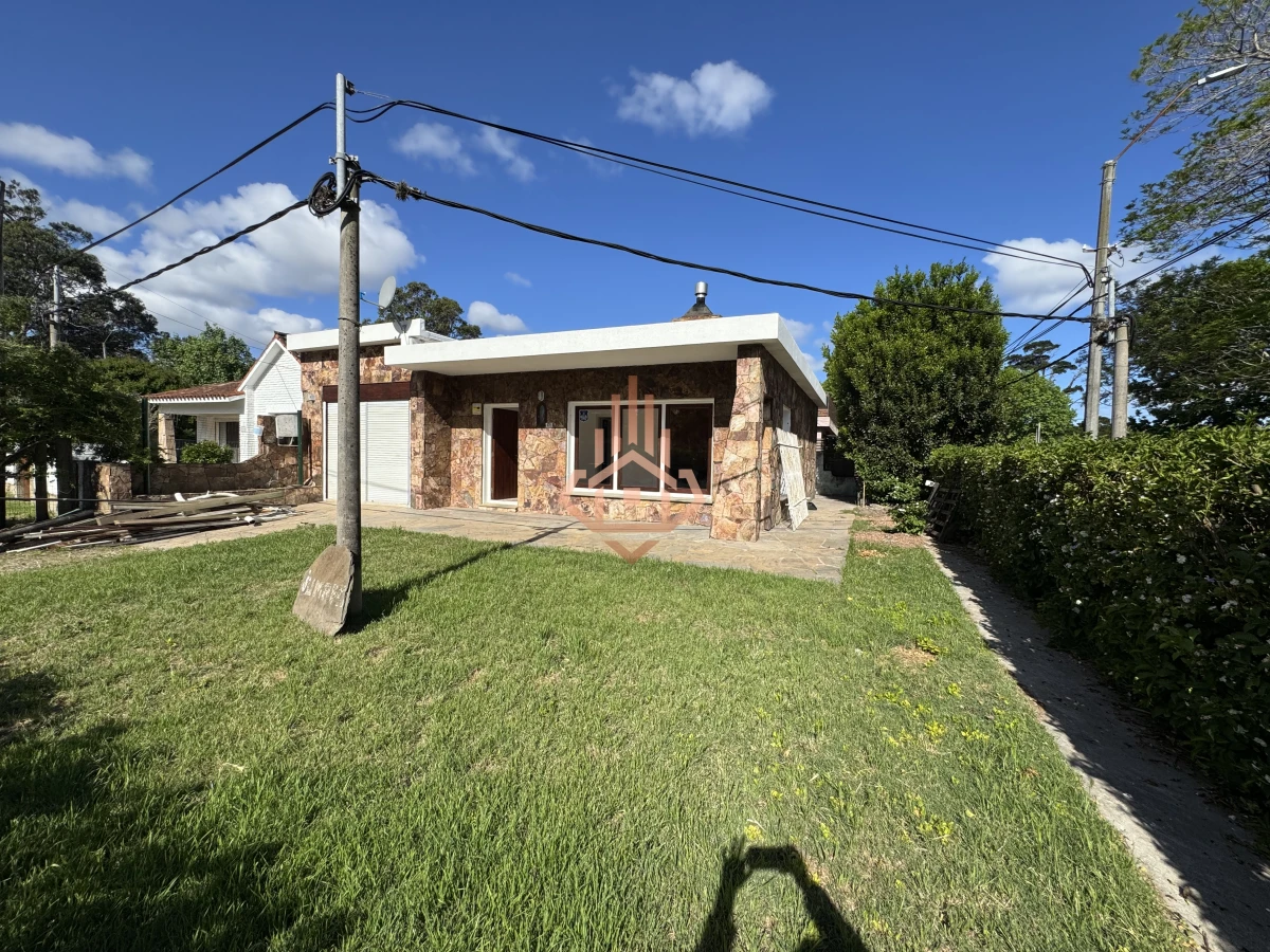 Venta Casa de 2 dormitorios cerca de playa mansa y servicios.