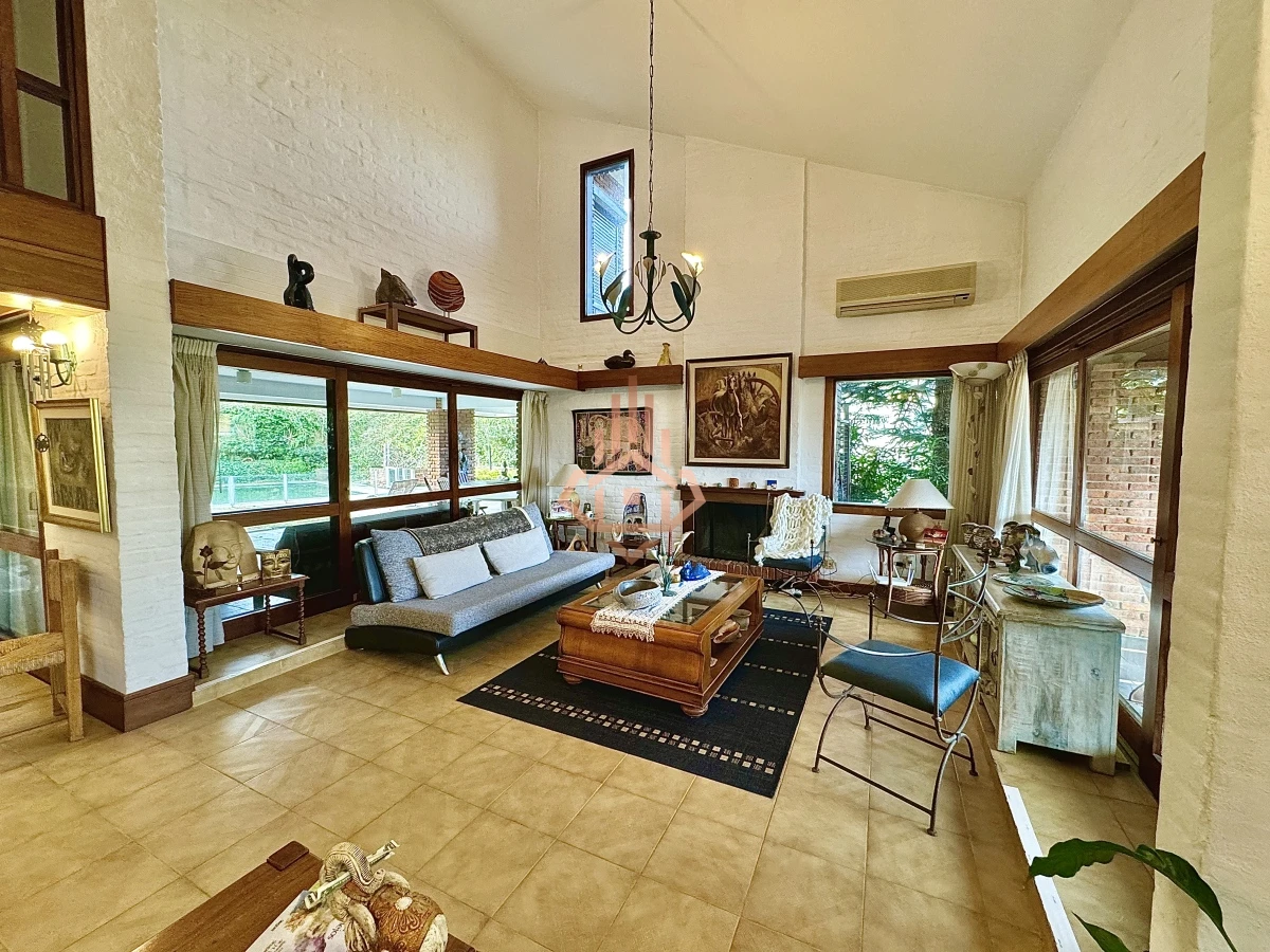 Casa, Venta 4 dormitorios mas dependencia, 2 master suite, Piscina, 1 cuadra de la playa Masa, Punta del Este.